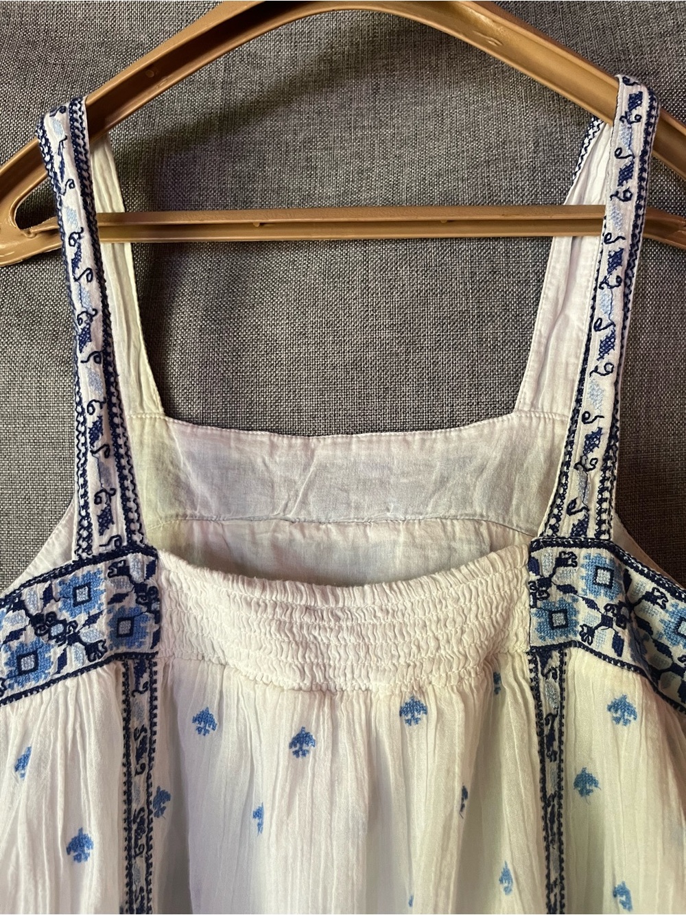 Joie White Tank Top with Blue Embroidered Motif Medium - Picture 4 of 6